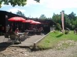 Bezdrev_Rybářská restaurace s letní terasou a venkovními stoly s výhledem na rybník